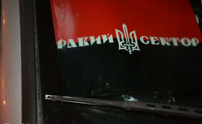 В Николаеве активисты заблокировали машину «Правого сектора», утверждая, что там оружие В Николаеве активисты заблокировали машину «Правого сектора», утверждая, что там оружие