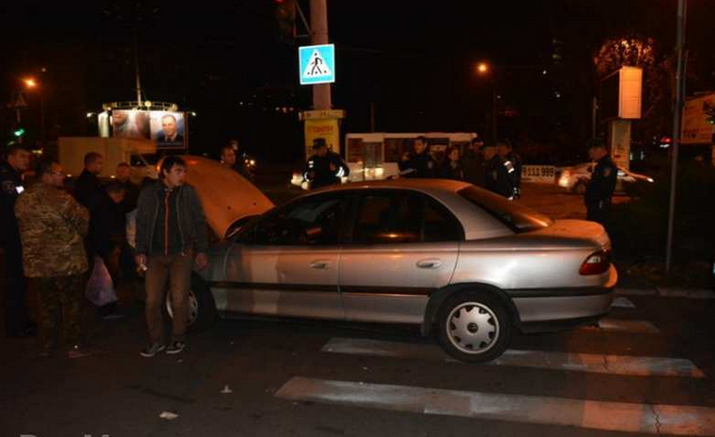 В Николаеве активисты заблокировали машину «Правого сектора», утверждая, что там оружие В Николаеве активисты заблокировали машину «Правого сектора», утверждая, что там оружие