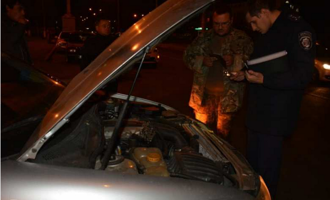 В Николаеве активисты заблокировали машину «Правого сектора», утверждая, что там оружие В Николаеве активисты заблокировали машину «Правого сектора», утверждая, что там оружие