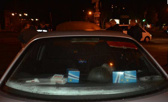 В Николаеве активисты заблокировали машину «Правого сектора», утверждая, что там оружие В Николаеве активисты заблокировали машину «Правого сектора», утверждая, что там оружие