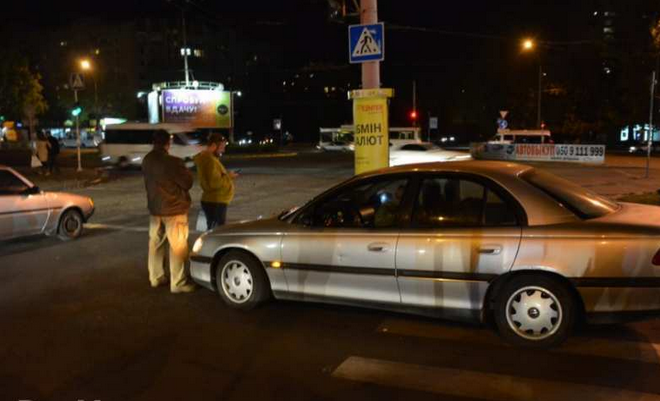 В Николаеве активисты заблокировали машину «Правого сектора», утверждая, что там оружие В Николаеве активисты заблокировали машину «Правого сектора», утверждая, что там оружие