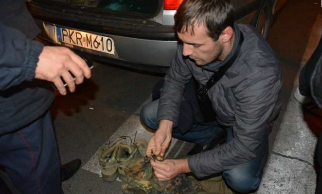 В Николаеве активисты заблокировали машину «Правого сектора», утверждая, что там оружие В Николаеве активисты заблокировали машину «Правого сектора», утверждая, что там оружие