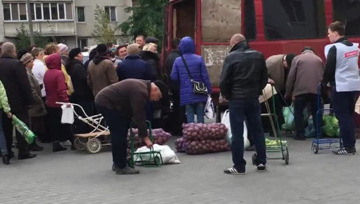 Перед выборами украинские политики подкупают народ деньгами и картошкой Перед выборами украинские политики подкупают народ деньгами и картошкой