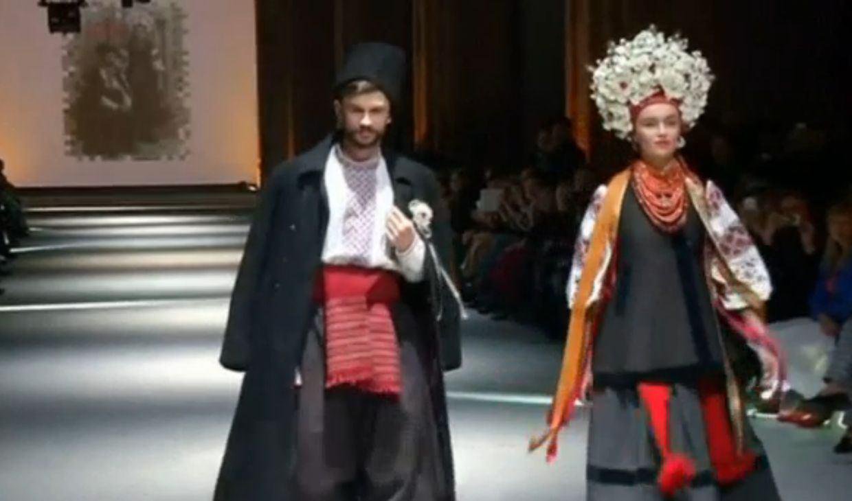 Украинская неделя высокой моды: плахты, вышиванки, чоботы — Reuters Украинская неделя высокой моды: плахты, вышиванки, чоботы — Reuters