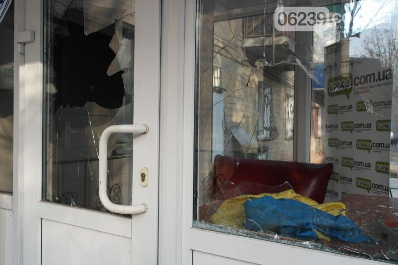 В Красноармейске в редакцию сайта 06239 подбросили оскверненный флаг Украины В Красноармейске в редакцию сайта 06239 подбросили оскверненный флаг Украины