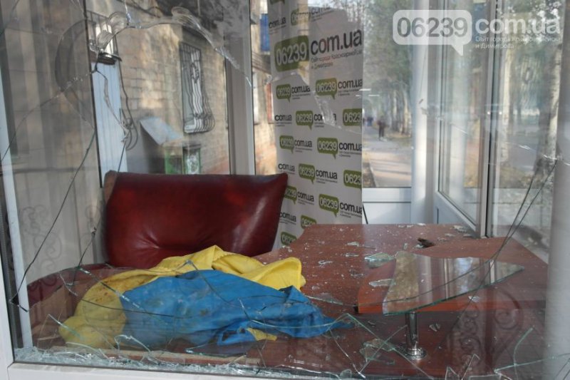 В Красноармейске в редакцию сайта 06239 подбросили оскверненный флаг Украины В Красноармейске в редакцию сайта 06239 подбросили оскверненный флаг Украины