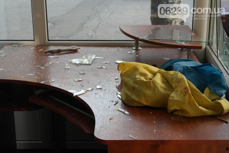 В Красноармейске в редакцию сайта 06239 подбросили оскверненный флаг Украины В Красноармейске в редакцию сайта 06239 подбросили оскверненный флаг Украины