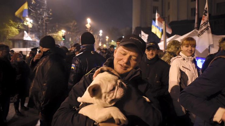 Олег Ляшко провел ночь с собакой под Кабмином Олег Ляшко провел ночь с собакой под Кабмином