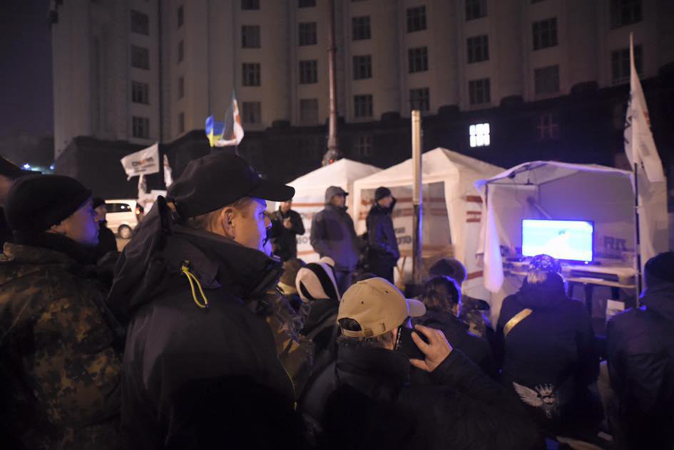 Олег Ляшко провел ночь с собакой под Кабмином Олег Ляшко провел ночь с собакой под Кабмином