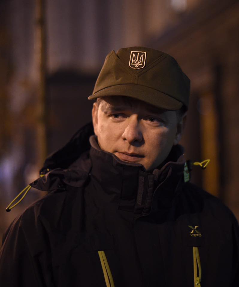 Олег Ляшко провел ночь с собакой под Кабмином Олег Ляшко провел ночь с собакой под Кабмином