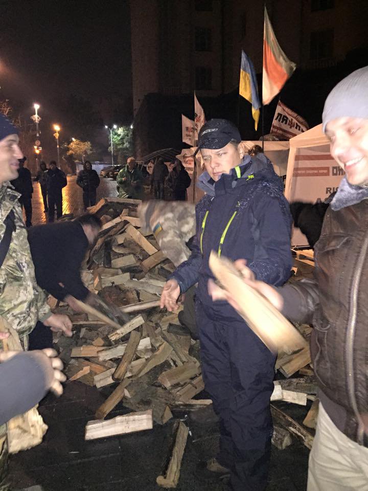 Олег Ляшко провел ночь с собакой под Кабмином Олег Ляшко провел ночь с собакой под Кабмином