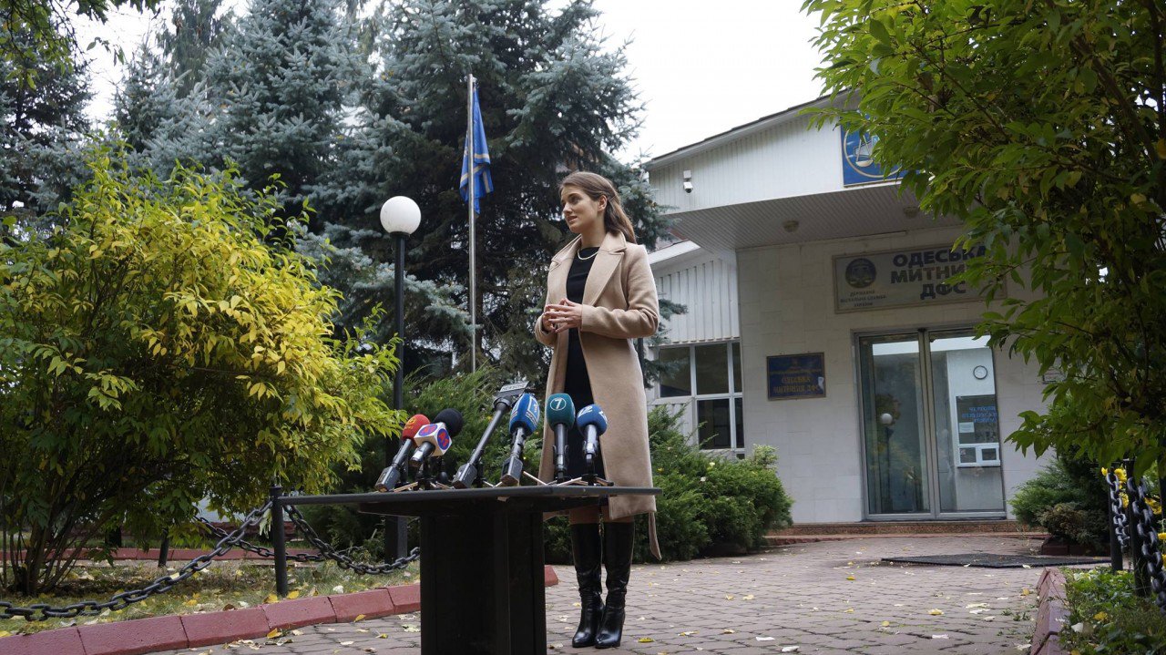 Под прикрытием молоденькой модели Одесской таможней будут рулить грузинские консультанты Под прикрытием молоденькой модели Одесской таможней будут рулить грузинские консультанты