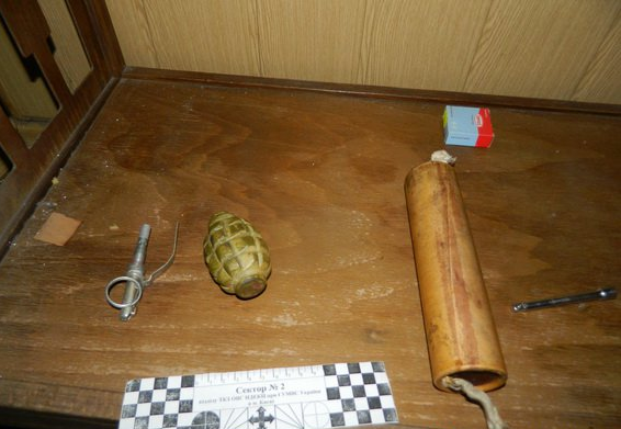 Киевлянке возлюбленный подарил гранату и дымовую шашку Киевлянке возлюбленный подарил гранату и дымовую шашку