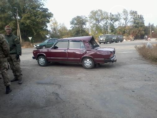 Под Мариуполем БТР ВСУ протаранил легковушку Под Мариуполем БТР ВСУ протаранил легковушку