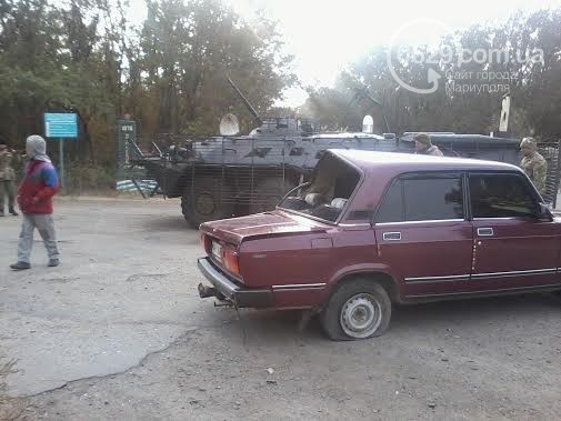 Под Мариуполем БТР ВСУ протаранил легковушку Под Мариуполем БТР ВСУ протаранил легковушку