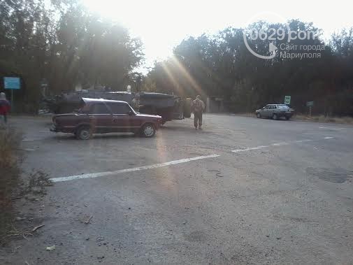 Под Мариуполем БТР ВСУ протаранил легковушку Под Мариуполем БТР ВСУ протаранил легковушку