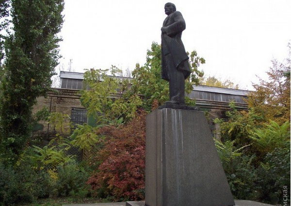 В Одессе в рамках декомунизации памятник Ленину превратили в Дарта Вейдера В Одессе в рамках декомунизации памятник Ленину превратили в Дарта Вейдера