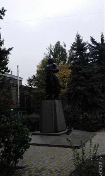 В Одессе в рамках декомунизации памятник Ленину превратили в Дарта Вейдера В Одессе в рамках декомунизации памятник Ленину превратили в Дарта Вейдера