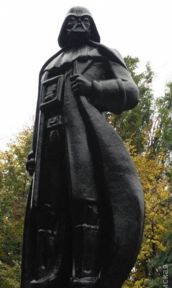 В Одессе в рамках декомунизации памятник Ленину превратили в Дарта Вейдера В Одессе в рамках декомунизации памятник Ленину превратили в Дарта Вейдера