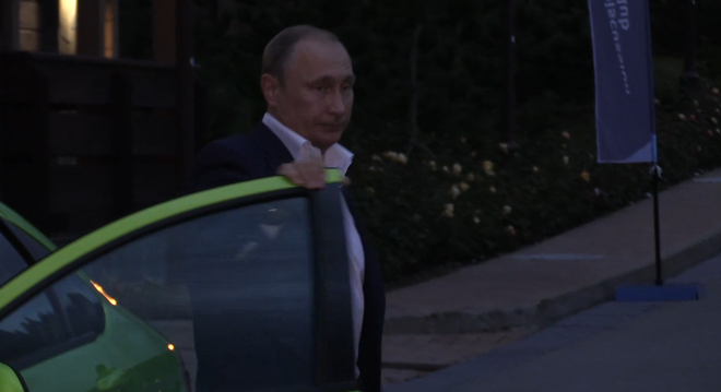 Путин приехал на заседание «Валдая» на зеленой Lada Vesta Путин приехал на заседание «Валдая» на зеленой Lada Vesta