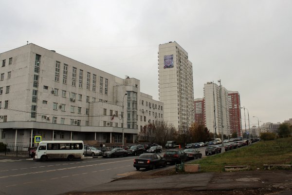 "Как Навальный пи*ил деньги" - возле суда в Москве вывесили баннер с напоминанием "Как Навальный пи*ил деньги" - возле суда в Москве вывесили баннер с напоминанием