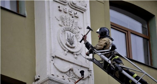 Со здания КП "Вода Донбасса" демонтировали украинскую символику Со здания КП "Вода Донбасса" демонтировали украинскую символику