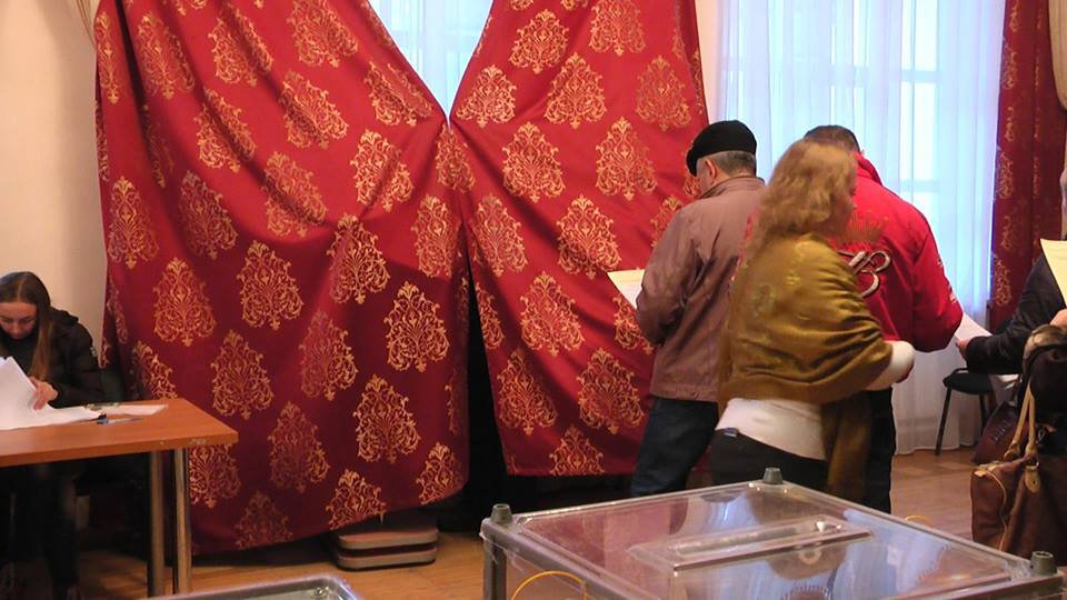 В Сумах голосуют под шторой вместо кабинки