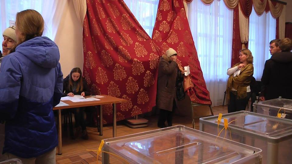 В Сумах голосуют под шторой вместо кабинки