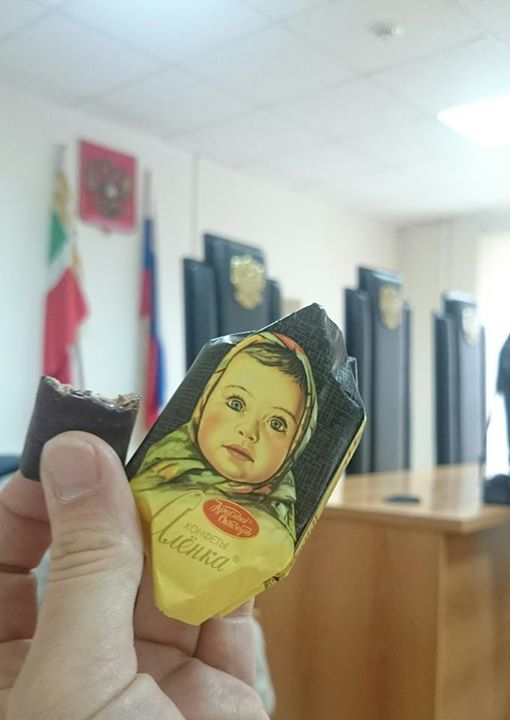 Сестра Савченко в ростовском суде непатриотично лопала вместо шоколадок «Рошен» русскую «Аленку» Сестра Савченко в ростовском суде непатриотично лопала вместо шоколадок «Рошен» русскую «Аленку»