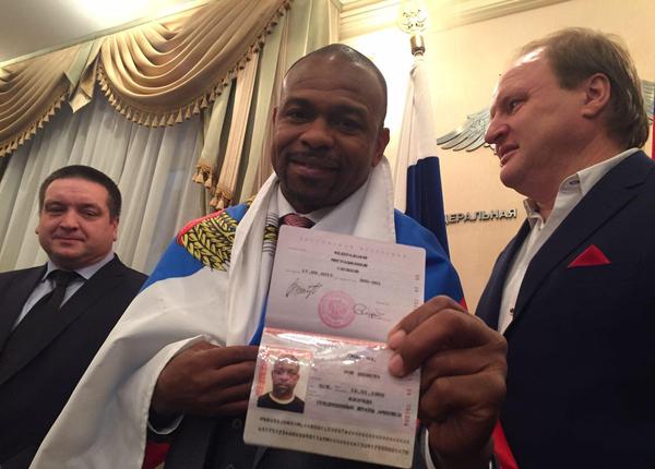 Рою Джонсу вручили российский паспорт