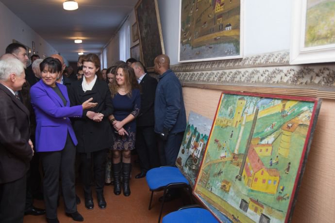 Барыня приехала: министр торговли США посетила родное село в Киевской области Барыня приехала: министр торговли США посетила родное село в Киевской области