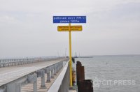По технологическому мосту (РМ-1) через Керченский пролив прошли первые грузовики.