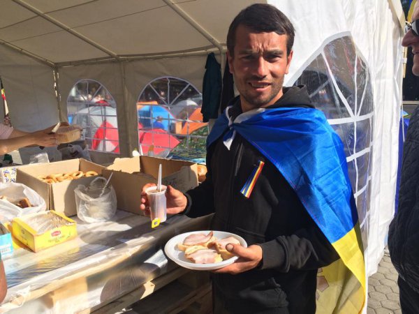 В лагере протестующих в Кишиневе монтируют большую сцену