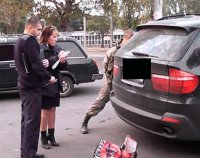 В Николаеве возле супермаркета задержали бойца ВСУ с гранатой