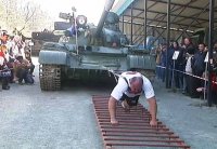Может ли человек сдвинуть танк? Может, если он русский.