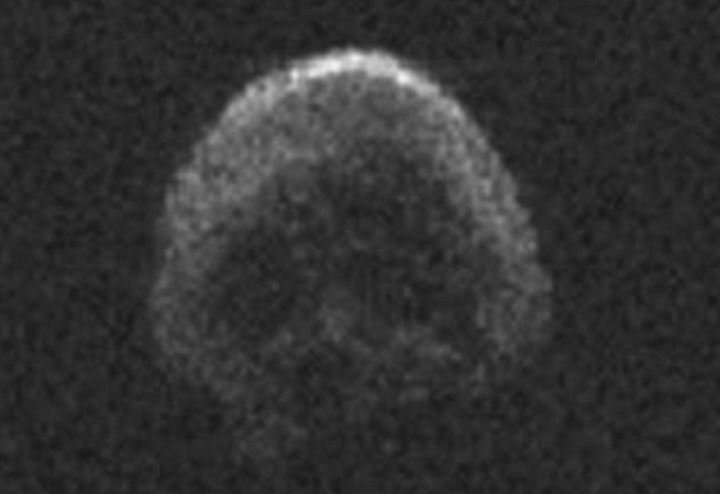 Мимо Земли пролетела мертвая комета-череп Мимо Земли пролетела мертвая комета-череп