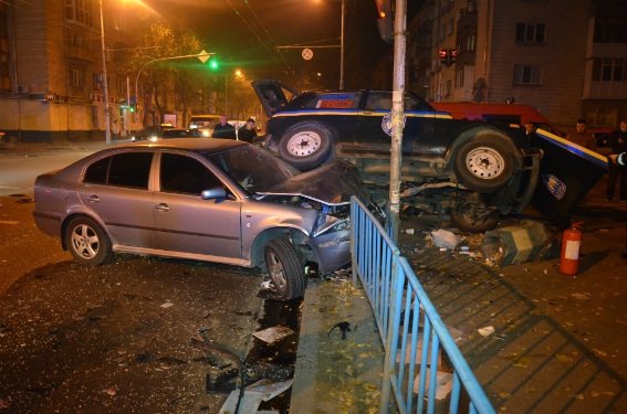 Страшное ДТП в Житомире: милицейскую Ниву перевернуло на тротуаре - есть жертвы Страшное ДТП в Житомире: милицейскую Ниву перевернуло на тротуаре - есть жертвы