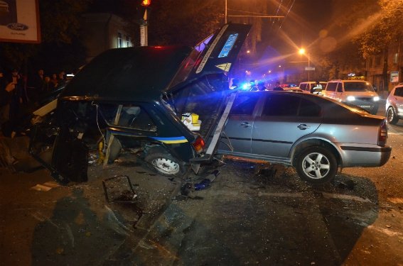 Страшное ДТП в Житомире: милицейскую Ниву перевернуло на тротуаре - есть жертвы Страшное ДТП в Житомире: милицейскую Ниву перевернуло на тротуаре - есть жертвы