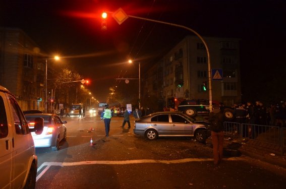 Страшное ДТП в Житомире: милицейскую Ниву перевернуло на тротуаре - есть жертвы Страшное ДТП в Житомире: милицейскую Ниву перевернуло на тротуаре - есть жертвы
