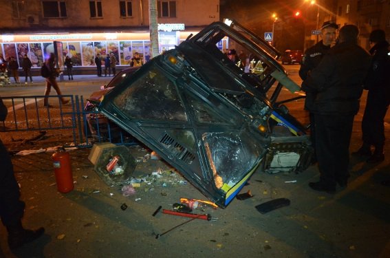 Страшное ДТП в Житомире: милицейскую Ниву перевернуло на тротуаре - есть жертвы Страшное ДТП в Житомире: милицейскую Ниву перевернуло на тротуаре - есть жертвы