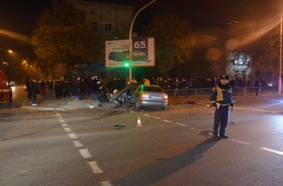 Страшное ДТП в Житомире: милицейскую Ниву перевернуло на тротуаре - есть жертвы Страшное ДТП в Житомире: милицейскую Ниву перевернуло на тротуаре - есть жертвы