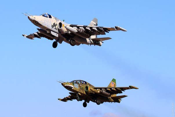 «Незалежная» решила продемонстрировать, что у неё тоже есть 2 летающих штурмовика Су-25 «Незалежная» решила продемонстрировать, что у неё тоже есть 2 летающих штурмовика Су-25