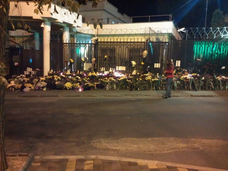 «От всех нормальных людей в этой свихнувшейся стране»: адекватная Украина скорбит по погибшим россиянам «От всех нормальных людей в этой свихнувшейся стране»: адекватная Украина скорбит по погибшим россиянам