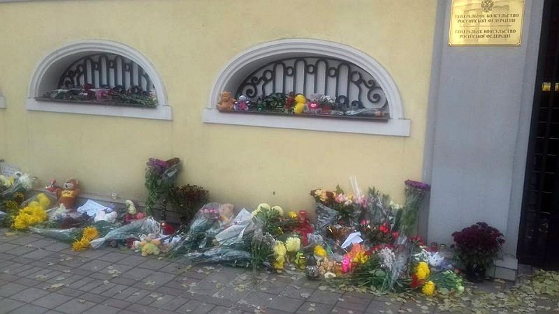 «От всех нормальных людей в этой свихнувшейся стране»: адекватная Украина скорбит по погибшим россиянам «От всех нормальных людей в этой свихнувшейся стране»: адекватная Украина скорбит по погибшим россиянам