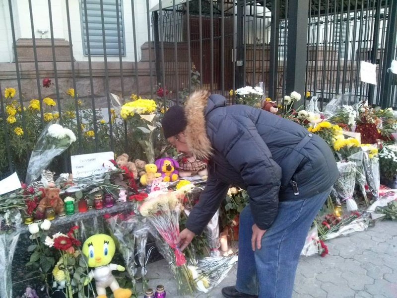 «От всех нормальных людей в этой свихнувшейся стране»: адекватная Украина скорбит по погибшим россиянам «От всех нормальных людей в этой свихнувшейся стране»: адекватная Украина скорбит по погибшим россиянам