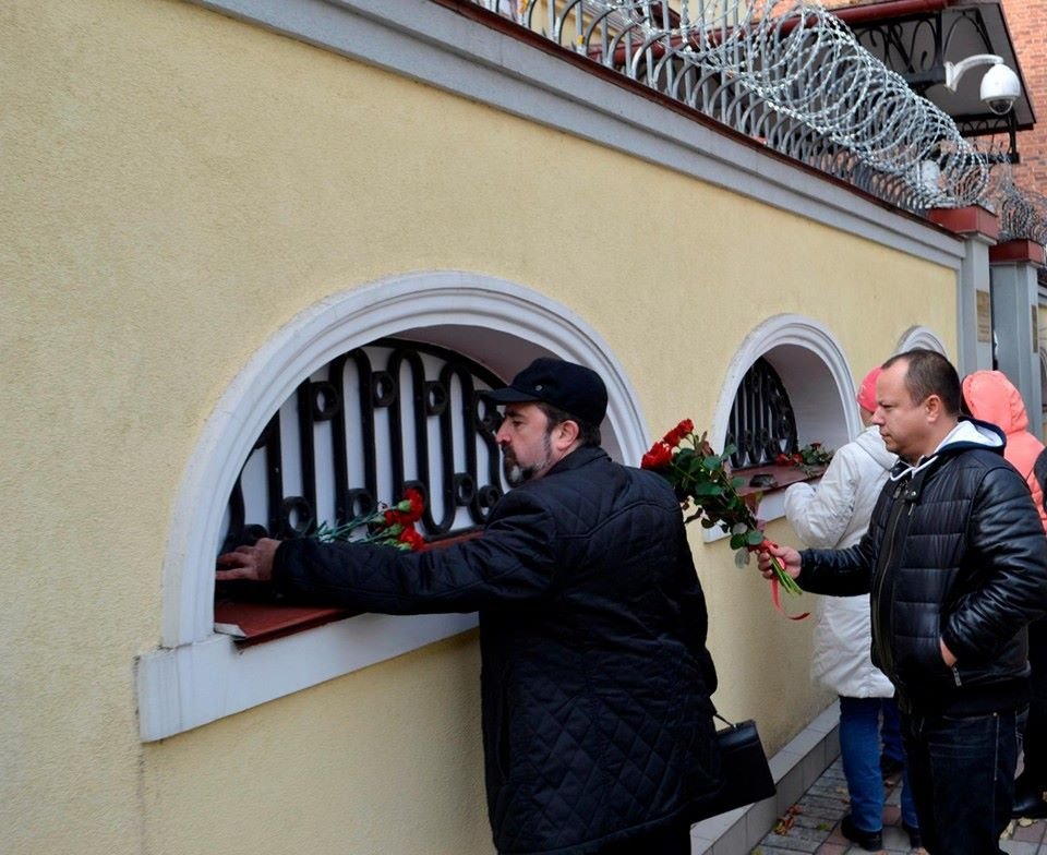 Одесситы несут цветы к консульству России в память о погибших в авиакатастрофе Одесситы несут цветы к консульству России в память о погибших в авиакатастрофе