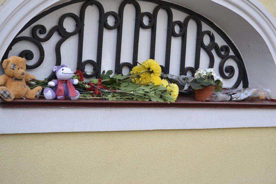 Одесситы несут цветы к консульству России в память о погибших в авиакатастрофе Одесситы несут цветы к консульству России в память о погибших в авиакатастрофе