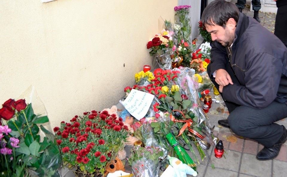 Одесситы несут цветы к консульству России в память о погибших в авиакатастрофе Одесситы несут цветы к консульству России в память о погибших в авиакатастрофе