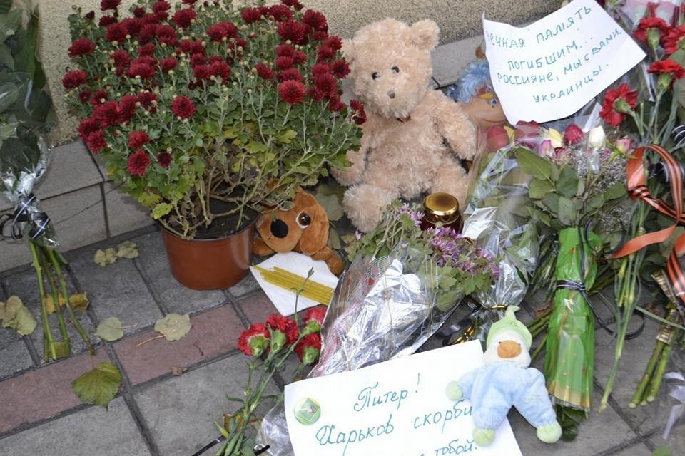 Одесситы несут цветы к консульству России в память о погибших в авиакатастрофе Одесситы несут цветы к консульству России в память о погибших в авиакатастрофе