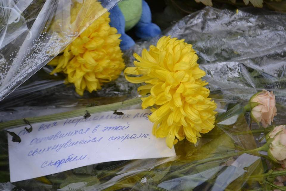 Одесситы несут цветы к консульству России в память о погибших в авиакатастрофе Одесситы несут цветы к консульству России в память о погибших в авиакатастрофе